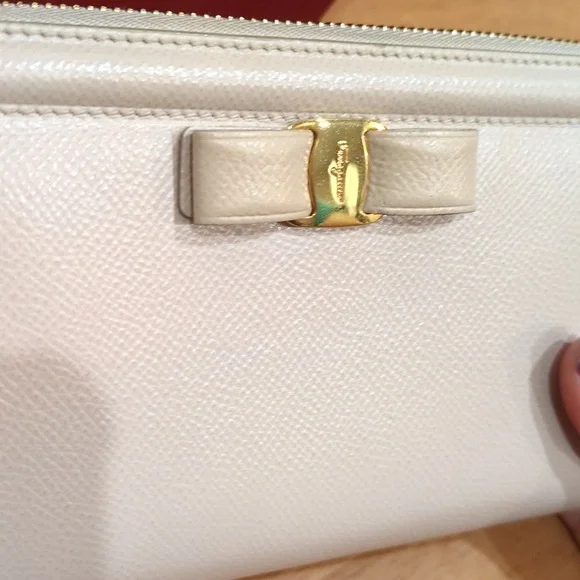 Salvatore Ferragamo Cream Beige Zip Around Wallet With Box - Picture 3 of 17